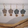 Boucles oreilles fleur gris