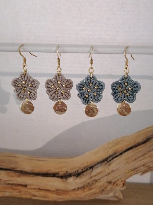 Boucles oreilles fleur gris