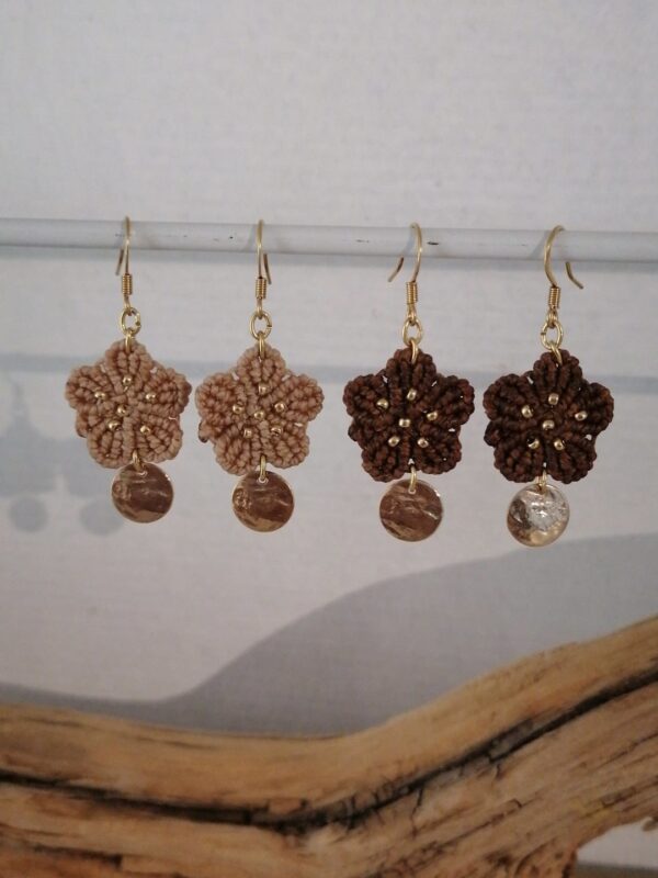 Boucles oreilles fleur marron