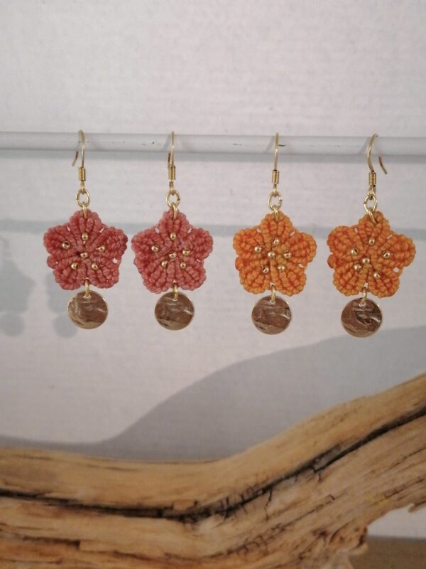 Boucles oreilles fleur orange corail